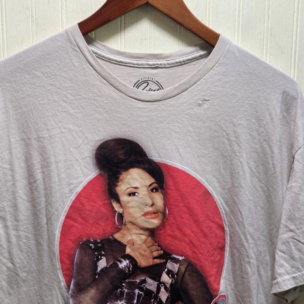 Selena Shirt Mens XL Gray Portrait Circle Graphic Tee Tagless Cotton Music